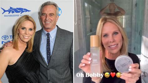 Cheryl Hines shares video of RFK Jr. naked in shower to promote。